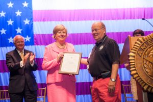 UA President Judy Bonner receives the the James V. Thompson Leadership Award from Judge O. L. “Pete” Johnson. 